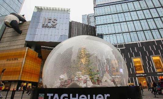 李易峰和TAG Heuer泰格豪雅联合设计的雪花圣诞树正式带入圣诞时刻(图1)