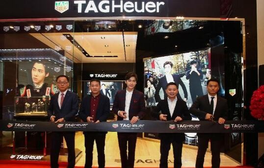 李易峰和TAG Heuer泰格豪雅联合设计的雪花圣诞树正式带入圣诞时刻(图3)