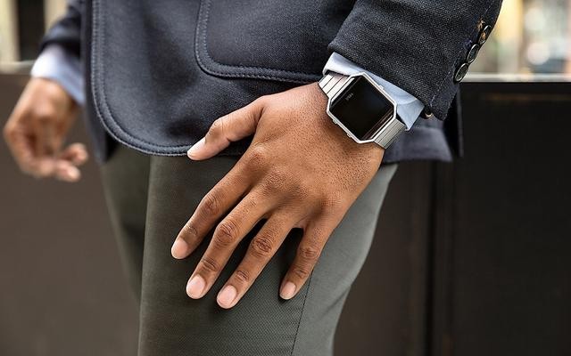Fitbit 发布首款彩色屏幕智能手表Fitbit Blaze(图1)