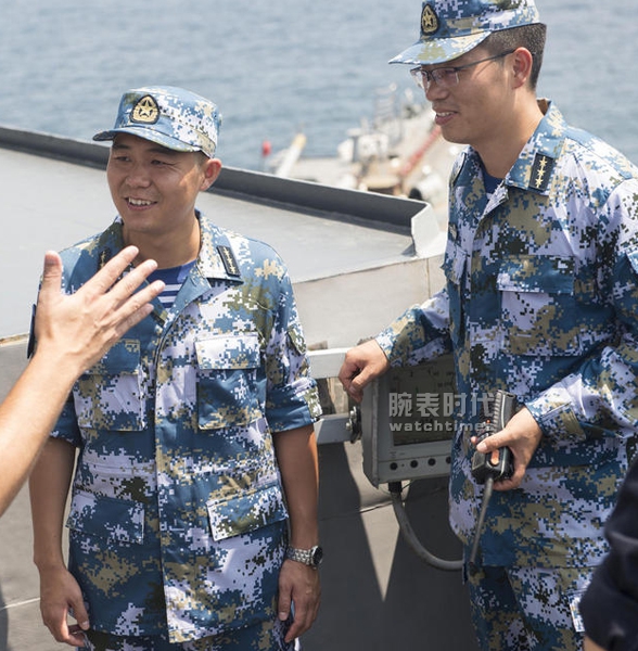 美军舰员朝对面中国054A舰招手，中美海军都戴什么表？(图5)
