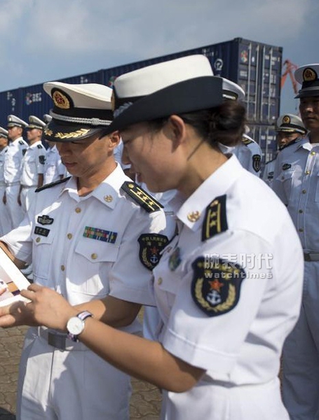 美军舰员朝对面中国054A舰招手，中美海军都戴什么表？(图1)