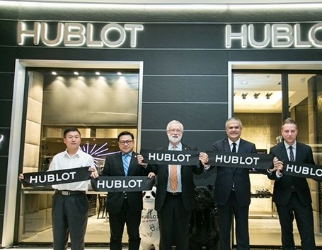 市场不好,要淡出中国?奢侈品牌:我偏不,市场不好,我也要继续开店(图3) 市场不好,要淡出中国?奢侈品牌:我偏不,市场不好,我也要继续开店(图3)