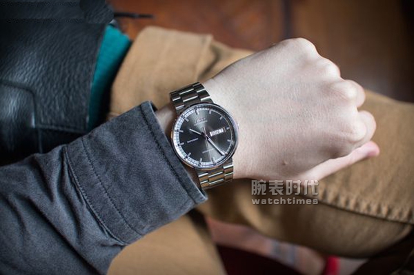 为什么大家要么不戴表，要么都买贵的？(图1)