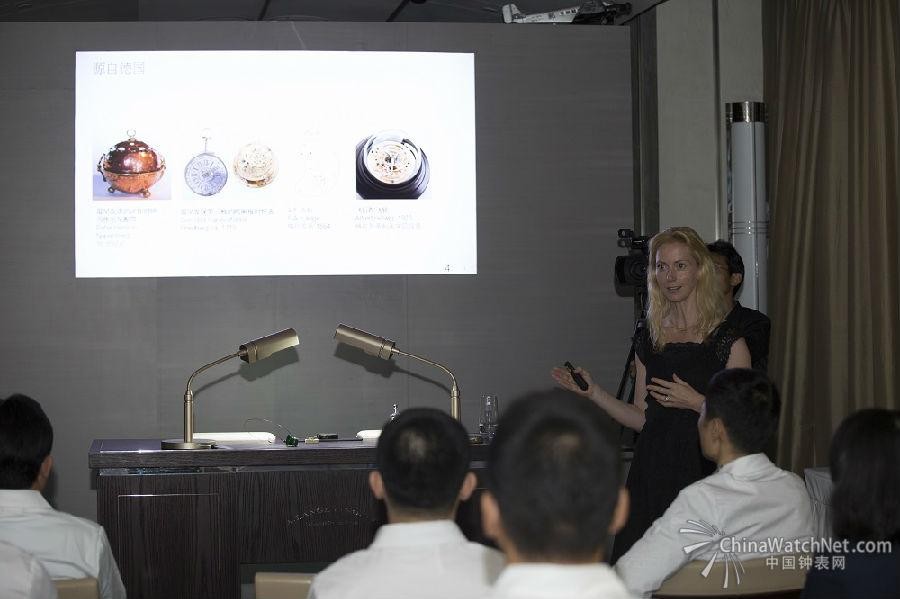 朗格家族成员Joanna Lange亲自为讲解示范制作钟表的技术(图3)
