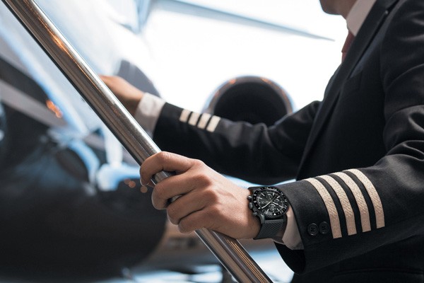 Breitling百年灵推出全航空飞行计时黑钢腕表 再启崭新航程(图2)