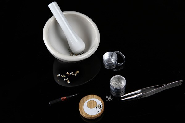 雅克德罗(Jaquet Droz)充满诗意的微缩杰作 鹌鹑蛋壳拼镶工艺(图7) 雅克德罗(Jaquet Droz)充满诗意的微缩杰作 鹌鹑蛋壳拼镶工艺(图7)