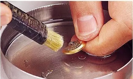 机械手表机芯怎么保养？需要定期洗油吗？(图5)