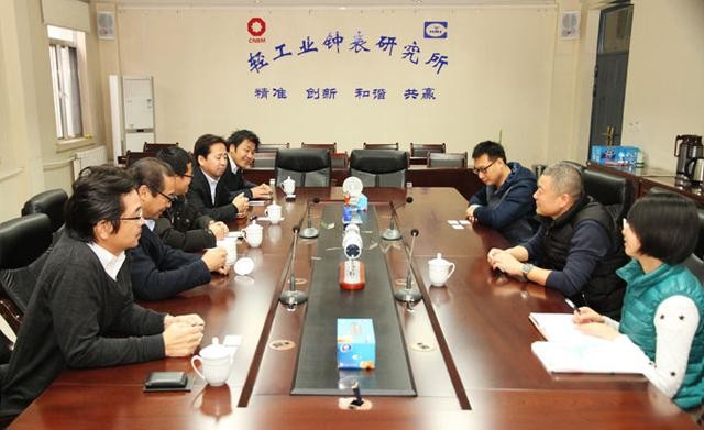 西铁城机心事业部宇都宫央部长 参观轻工业钟表研究所(图2) 西铁城机心事业部宇都宫央部长 参观轻工业钟表研究所(图2)