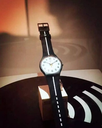 斯沃琪表推出首款具有移动支付功能的腕表Swatch Bellamy(图1)