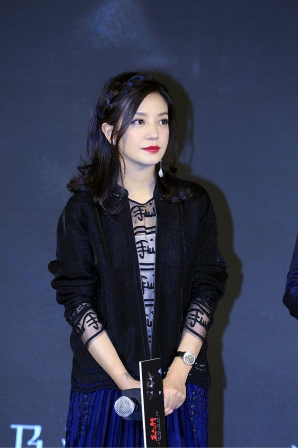 赵薇佩戴积家约会系列女表出席《三人行》电影发布会(图1)