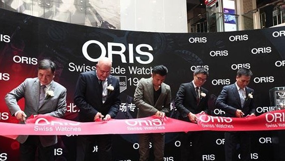 谢霆锋亲临现场，见证豪利时首家北京专卖店开幕(图1)