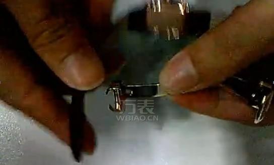 卡地亚表带怎样扣图解 教你轻松扣好卡地亚手表表带(图4)