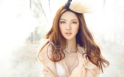 万表网|AngelaBaby时尚搭配术，与梵德宝性感穿扮耀青春(图1)