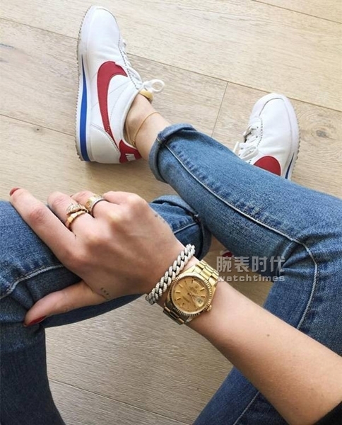 或许男人戴金俗，但她们天生就是金劳尤物(图3)