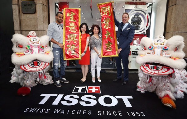 上海首家天梭直营店开业 帕克现场感受腕表装配(图1)