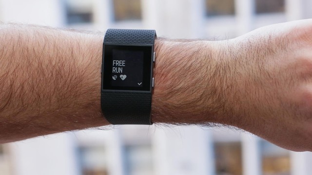 Fitbit将Surge巧妙成为一款“超级手表”(图3) Fitbit将Surge巧妙成为一款“超级手表”(图3)
