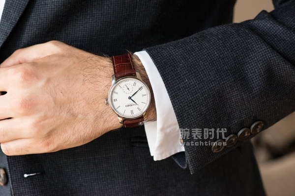 这两枚气质截然不同的罗马时标腕表，你会选谁？(图6)
