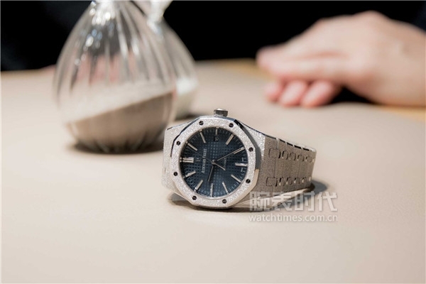 2018 SIHH 最好看的6款蓝盘腕表(图8)
