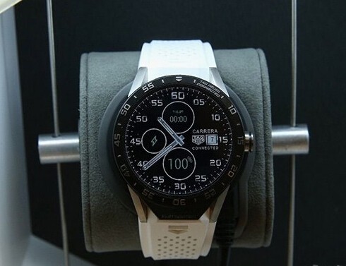泰格豪雅(TAG Heuer)正式推出售价1500美元首款智能手表(图2)