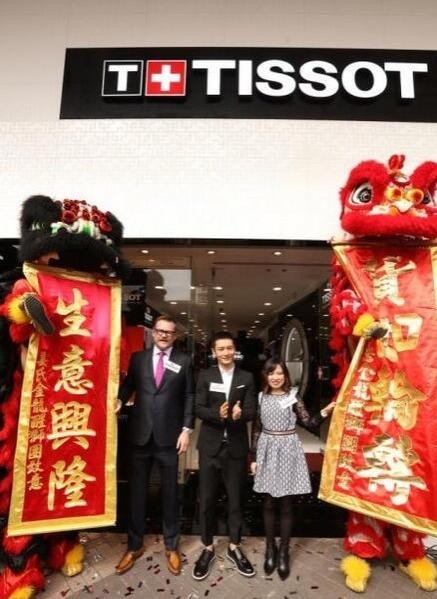 黄晓明婚后首度亮相 隆重揭幕尖沙咀星光行天梭全新旗舰店(图1)