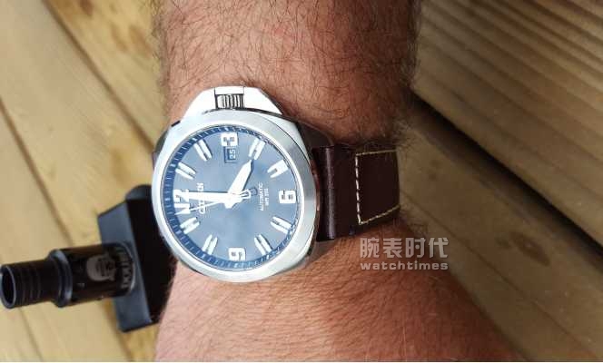 出口转内销？沛纳海在岛国遭遇山寨？(图7)